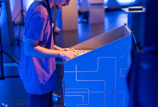 A player solving the Teleportation Chamber puzzles during the finals