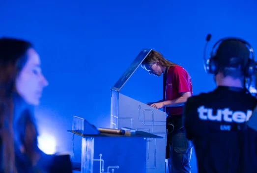 A player solving the Teleportation Chamber puzzles during the finals