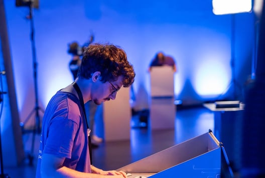 A player solving the Teleportation Chamber puzzles during the finals